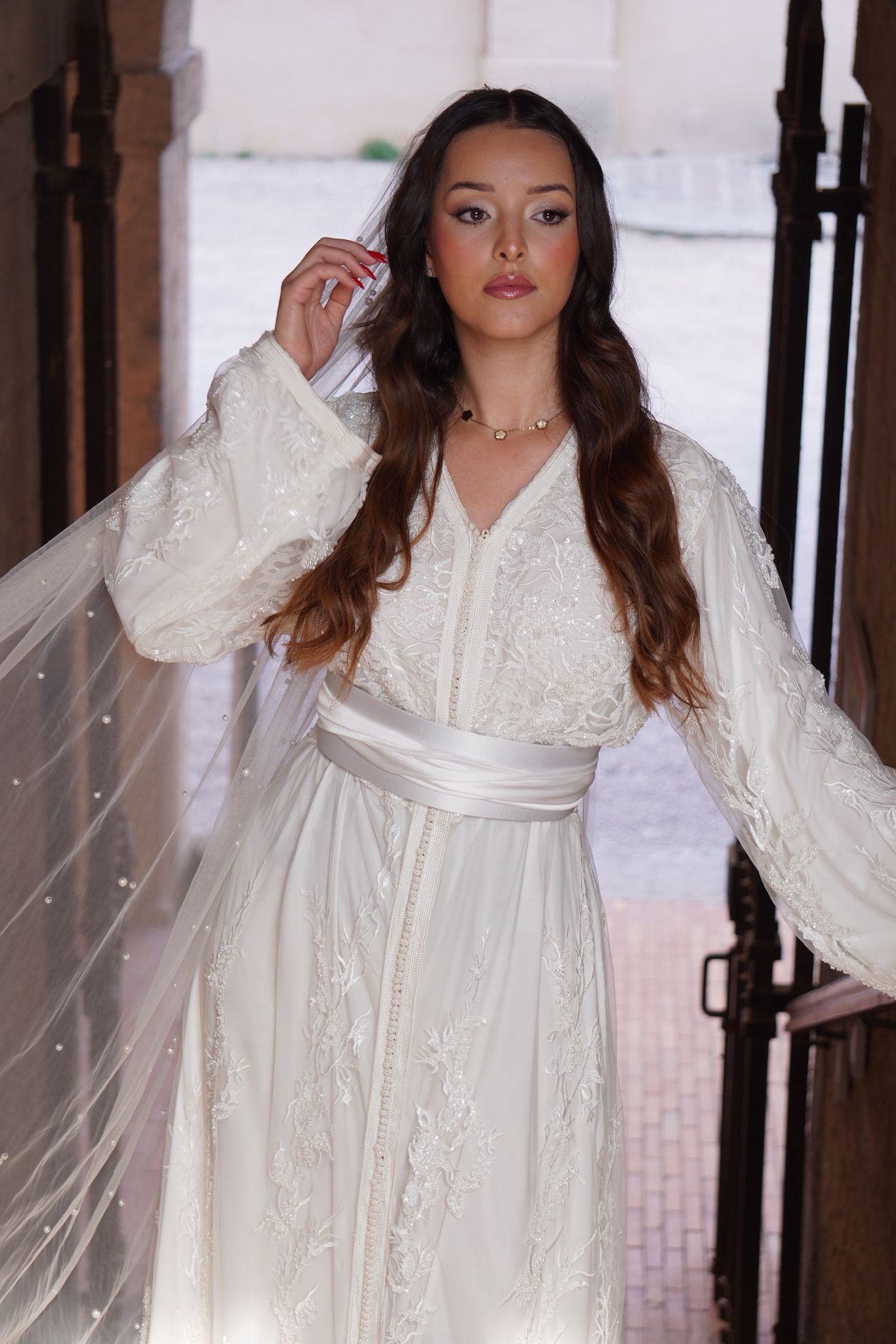 Caftan Majd blanc dentelle perlée — location cérémonie Marseille