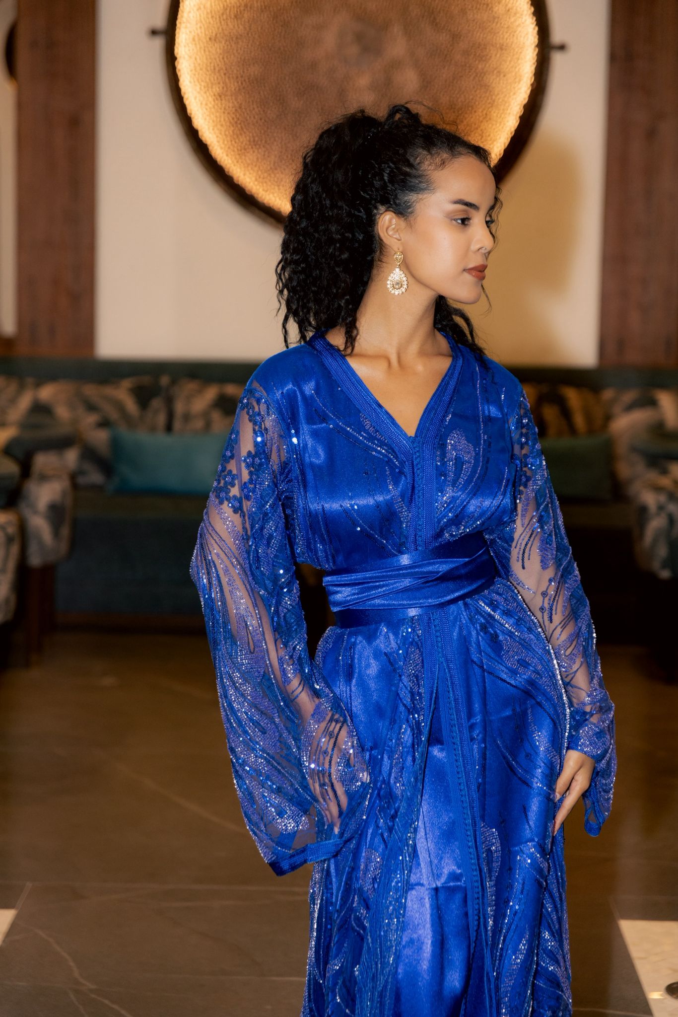 Caftan bleu roi pailleté manches transparentes — location Marseille