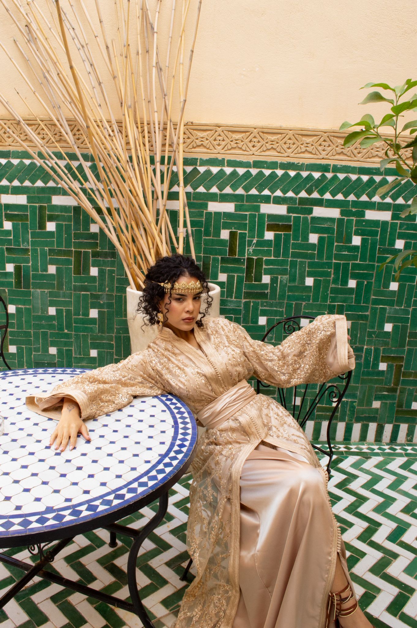 Caftan bronze en dentelle entièrement perlé — location Marseille