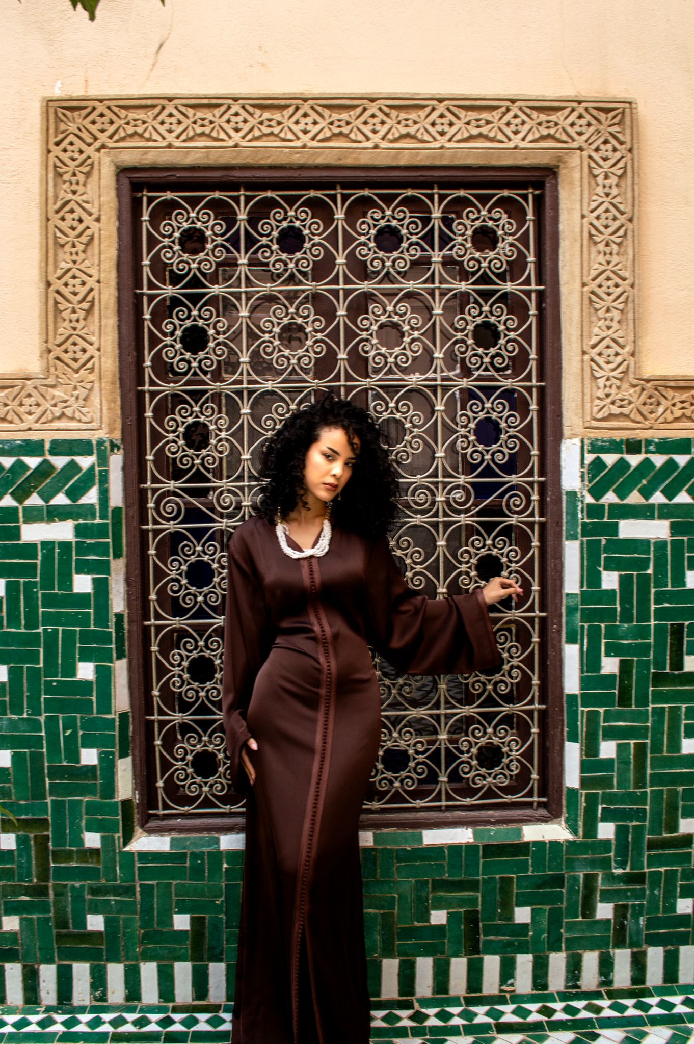 Caftan marron chocolat noué au dos — location cérémonie Marseille