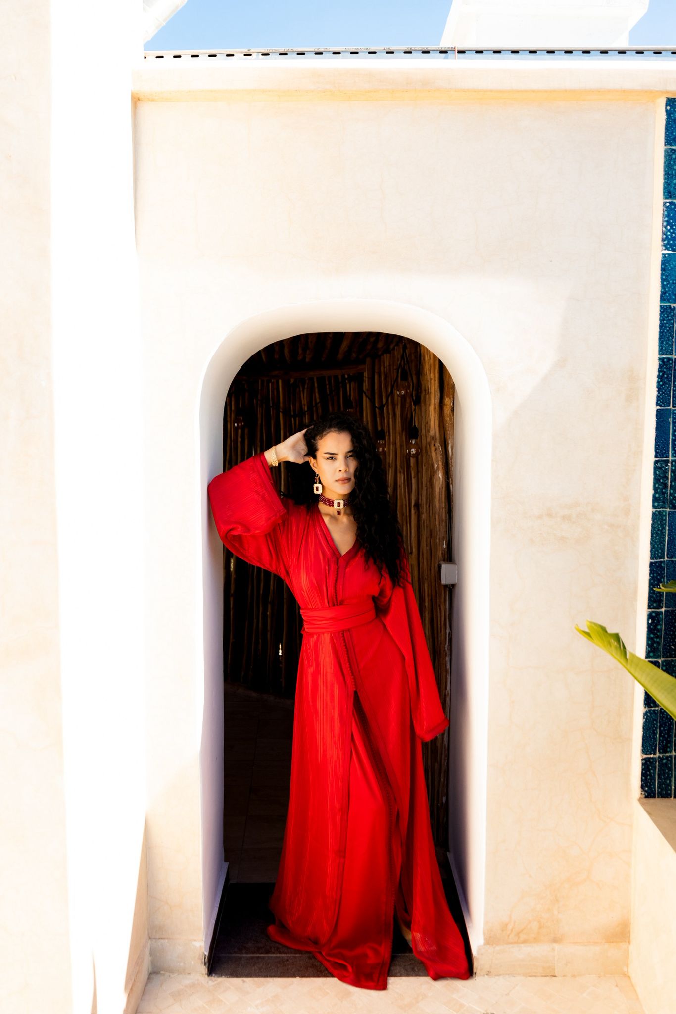 Caftan rouge cerise marocain élégance intemporelle — location Marseille