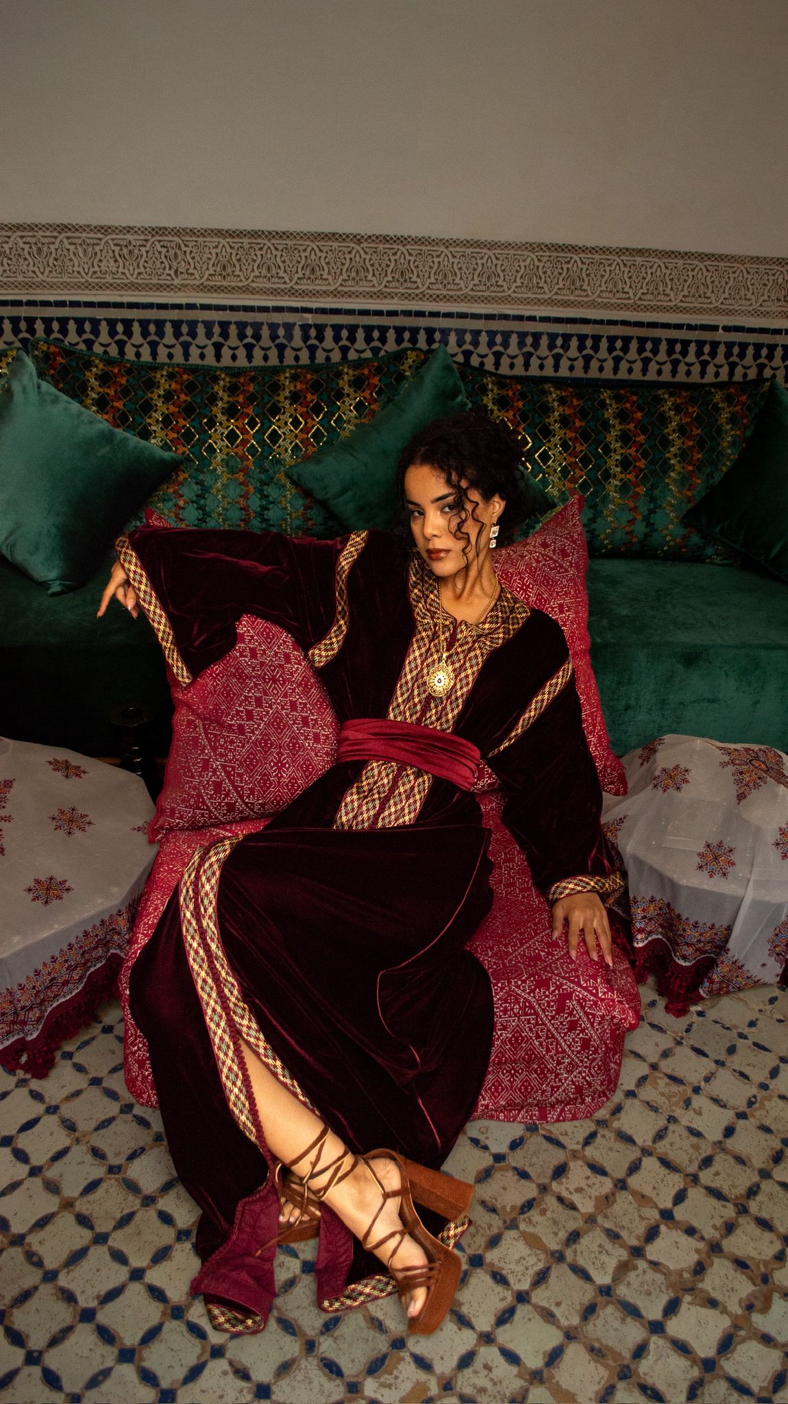 Caftan en velours de soie Burghundy — location cérémonie Marseille