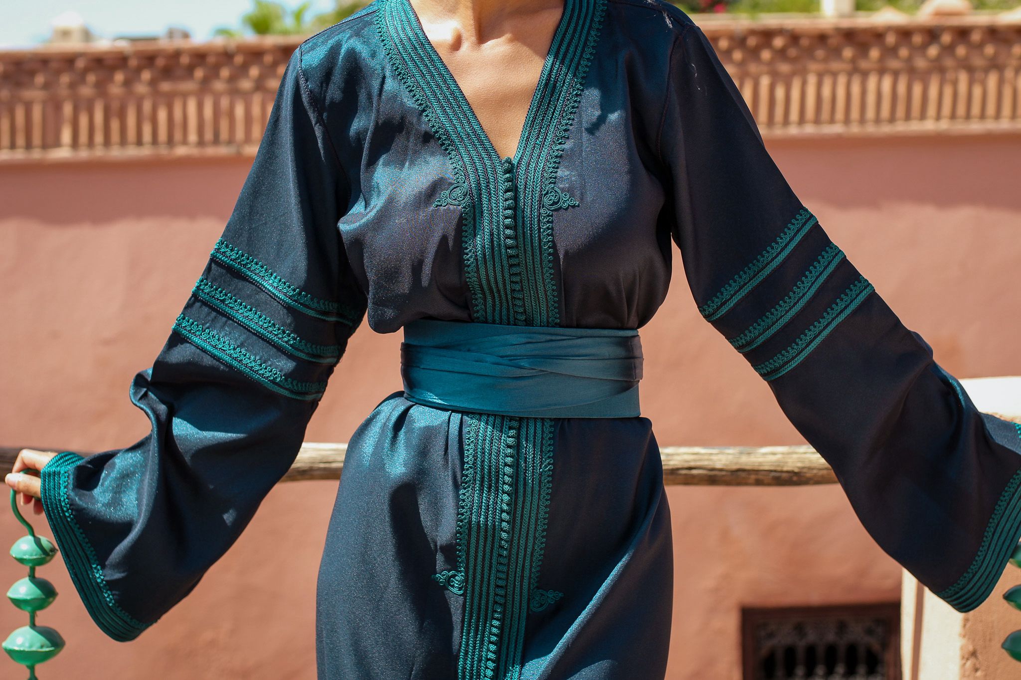 Caftan Jadia vert broderies marocaines cousues à la main — Marseille